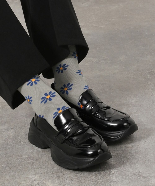LAKOLE（ラコレ）の「フラワーロングソックス / 579861（ソックス/靴下・レディース・ネイビー/アイボリー/グレー/ライトグレー/ライトブルー・FREE）」の2枚目の写真