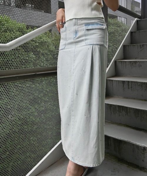 WILLFULLY（ウィルフリー）の「hollow out bijou tuck denim tight SK（デニムスカート・レディース・ブラック/ライトブルー・S/M）」の2枚目の写真