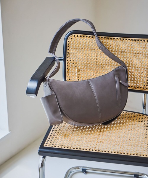 studio CLIP（スタディオクリップ）の「【人間工学に基づいて考えた！】からだよろこぶ合皮ショルダーバッグ（ショルダーバッグ・レディース・アイボリー/その他1/チャコール/ブラック・FREE）」の3枚目の写真