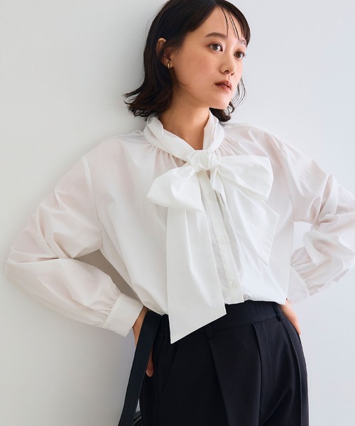 CROSS FUNCTION（クロスファンクション）の「《シワになりにくい》リボンボウタイボリュームシャツ【CROSS FUNCTION/クロスファンクション】（シャツ/ブラウス・レディース・オフホワイト/サックスブルー・LL/M/L）」の2枚目の写真