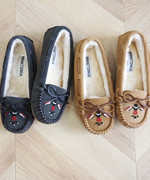 Minnetonka（ミネトンカ）の「MINNETONKA ミネトンカ / キャリー サンダーバード ファーモカシン CALLY THUNDERBIRD ANIMIKII（モカシン/デッキシューズ・レディース・チャコールグレー/ベージュ・6/8/7）」の3枚目の写真