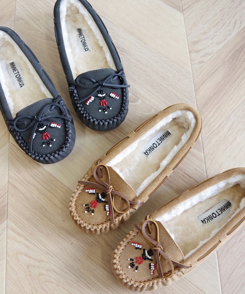 Minnetonka（ミネトンカ）の「MINNETONKA ミネトンカ / キャリー サンダーバード ファーモカシン CALLY THUNDERBIRD ANIMIKII（モカシン/デッキシューズ・レディース・チャコールグレー/ベージュ・6/8/7）」の4枚目の写真