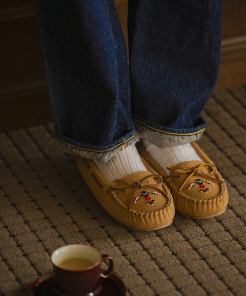 Minnetonka（ミネトンカ）の「MINNETONKA ミネトンカ / キャリー サンダーバード ファーモカシン CALLY THUNDERBIRD ANIMIKII（モカシン/デッキシューズ・レディース・チャコールグレー/ベージュ・6/8/7）」の14枚目の写真