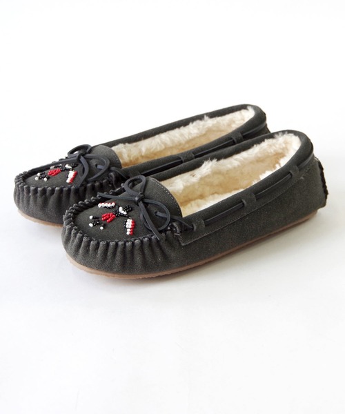 Minnetonka（ミネトンカ）の「MINNETONKA ミネトンカ / キャリー サンダーバード ファーモカシン CALLY THUNDERBIRD ANIMIKII（モカシン/デッキシューズ・レディース・チャコールグレー/ベージュ・6/8/7）」の5枚目の写真
