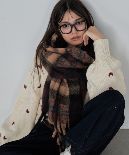 RAY CASSIN（レイカズン）の「チェック大判マフラー（マフラー・レディース・ホワイト系その他2/チャコールグレー/レッド・FREE）」の3枚目の写真