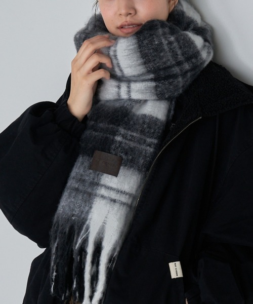 RAY CASSIN（レイカズン）の「チェック大判マフラー（マフラー・レディース・ホワイト系その他2/チャコールグレー/レッド・FREE）」の2枚目の写真