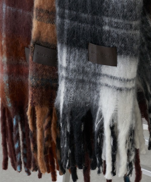 RAY CASSIN（レイカズン）の「チェック大判マフラー（マフラー・レディース・ホワイト系その他2/チャコールグレー/レッド・FREE）」の7枚目の写真