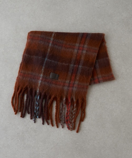 RAY CASSIN（レイカズン）の「チェック大判マフラー（マフラー・レディース・ホワイト系その他2/チャコールグレー/レッド・FREE）」の4枚目の写真