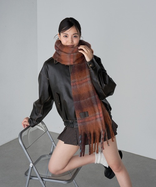 RAY CASSIN（レイカズン）の「チェック大判マフラー（マフラー・レディース・ホワイト系その他2/チャコールグレー/レッド・FREE）」の14枚目の写真