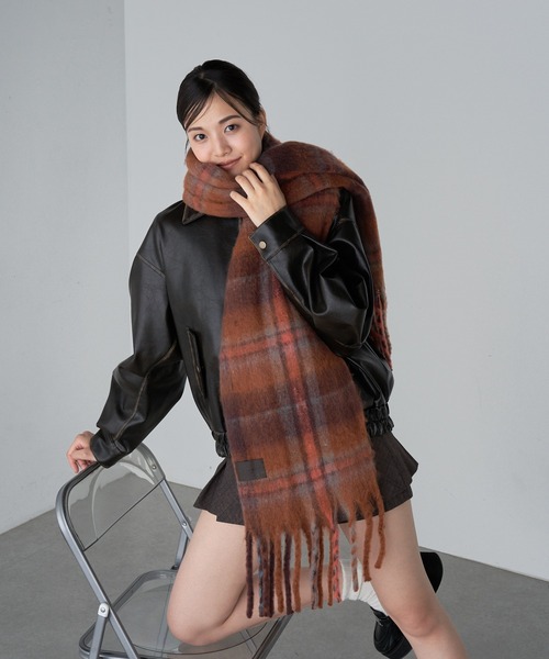 RAY CASSIN（レイカズン）の「チェック大判マフラー（マフラー・レディース・ホワイト系その他2/チャコールグレー/レッド・FREE）」の13枚目の写真