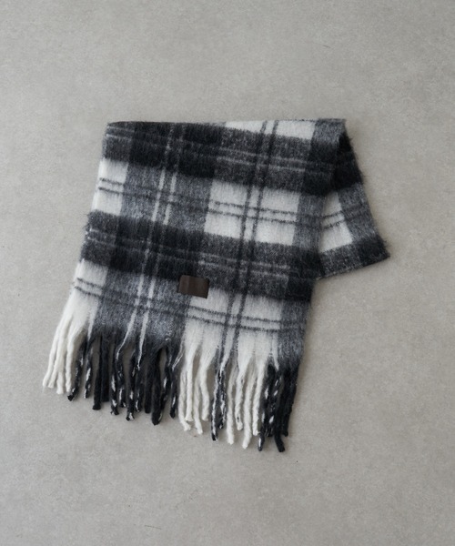 RAY CASSIN（レイカズン）の「チェック大判マフラー（マフラー・レディース・ホワイト系その他2/チャコールグレー/レッド・FREE）」の12枚目の写真