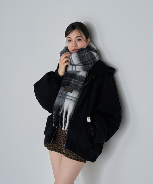 RAY CASSIN（レイカズン）の「チェック大判マフラー（マフラー・レディース・ホワイト系その他2/チャコールグレー/レッド・FREE）」の9枚目の写真