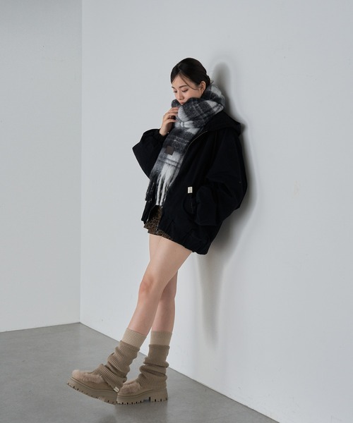 RAY CASSIN（レイカズン）の「チェック大判マフラー（マフラー・レディース・ホワイト系その他2/チャコールグレー/レッド・FREE）」の10枚目の写真