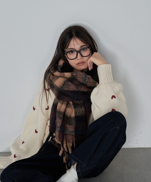 RAY CASSIN（レイカズン）の「チェック大判マフラー（マフラー・レディース・ホワイト系その他2/チャコールグレー/レッド・FREE）」の5枚目の写真