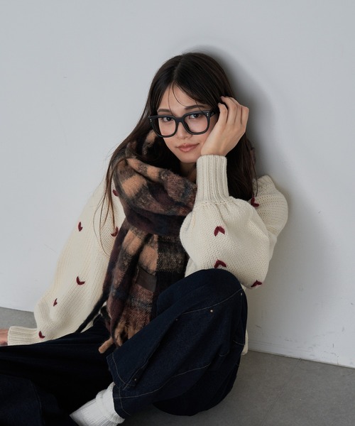 RAY CASSIN（レイカズン）の「チェック大判マフラー（マフラー・レディース・ホワイト系その他2/チャコールグレー/レッド・FREE）」の15枚目の写真