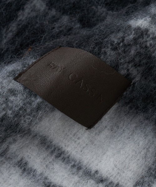 RAY CASSIN（レイカズン）の「チェック大判マフラー（マフラー・レディース・ホワイト系その他2/チャコールグレー/レッド・FREE）」の11枚目の写真