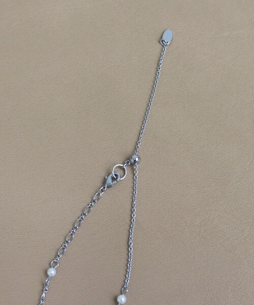 fredy emue（フレディエミュ）の「プチパール×チェーンロングネックレス（ネックレス・レディース・ゴールド/シルバー・FREE）」の4枚目の写真