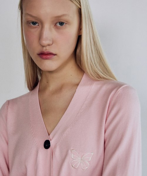NICK&NICOLE(ニックアンドニコール)の「MINIMAL V NECK BUTTERFLY CARDIGAN_PINK(カーディガン/ボレロ・レディース・その他・FREE)」の2枚目の写真