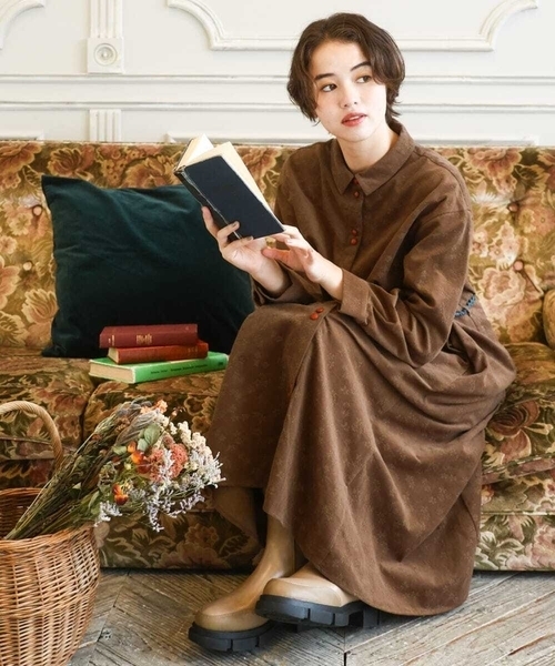 Jocomomola(ホコモモラ)の「コーデュロイオパールプリントシャツワンピース(ワンピース・レディース・モカ/グリーン・40)」の2枚目の写真