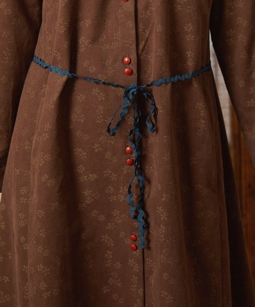 Jocomomola(ホコモモラ)の「コーデュロイオパールプリントシャツワンピース(ワンピース・レディース・モカ/グリーン・40)」の18枚目の写真