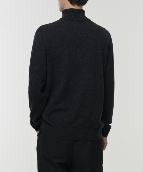 MUSINSA STANDARD（ムシンサスタンダード）の「[プレミアム] カシミヤ100 タートルネックニット [ダークグレー]（ニット/セーター・メンズ・その他・SMALL/MEDIUM/LARGE/X-LARGE/XX-LARGE）」の10枚目の写真