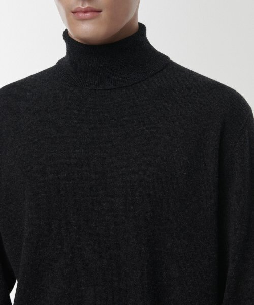 MUSINSA STANDARD（ムシンサスタンダード）の「[プレミアム] カシミヤ100 タートルネックニット [ダークグレー]（ニット/セーター・メンズ・その他・SMALL/MEDIUM/LARGE/X-LARGE/XX-LARGE）」の9枚目の写真