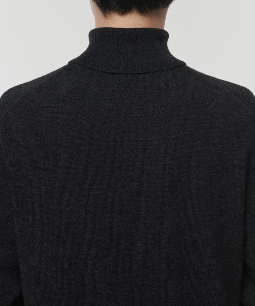 MUSINSA STANDARD（ムシンサスタンダード）の「[プレミアム] カシミヤ100 タートルネックニット [ダークグレー]（ニット/セーター・メンズ・その他・SMALL/MEDIUM/LARGE/X-LARGE/XX-LARGE）」の8枚目の写真