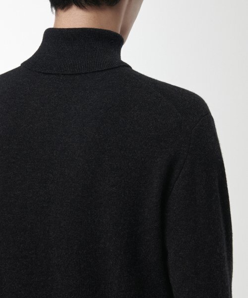 MUSINSA STANDARD（ムシンサスタンダード）の「[プレミアム] カシミヤ100 タートルネックニット [ダークグレー]（ニット/セーター・メンズ・その他・SMALL/MEDIUM/LARGE/X-LARGE/XX-LARGE）」の7枚目の写真