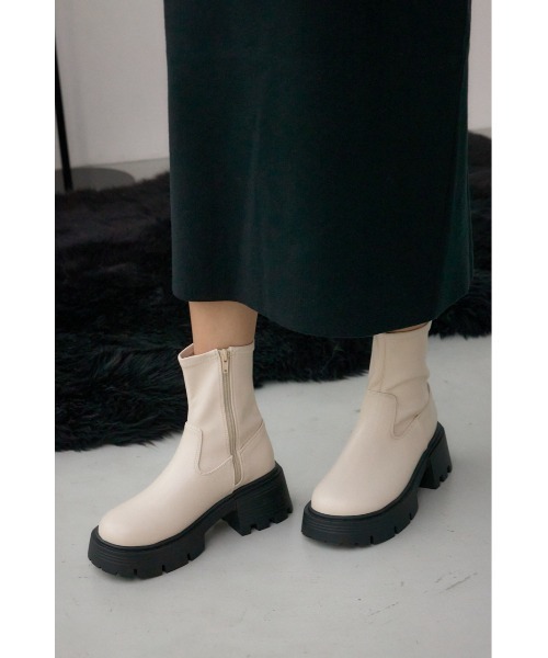 AZUL by moussy(アズールバイマウジー)の「VENUSストレッチトラックソールブーツ(ブーツ・レディース・アイボリー/ブラック・SMALL/MEDIUM/LARGE)」の9枚目の写真