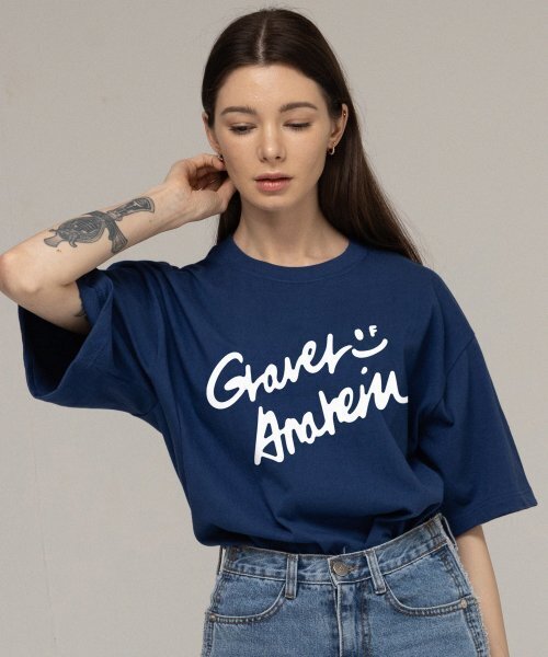 GRAVER（グレーバー）の「[UNISEX]図面ロゴスマイル半袖_ネイビー（Tシャツ/カットソー・レディース・ネイビー・LARGE/X-LARGE/SMALL/MEDIUM）」の2枚目の写真