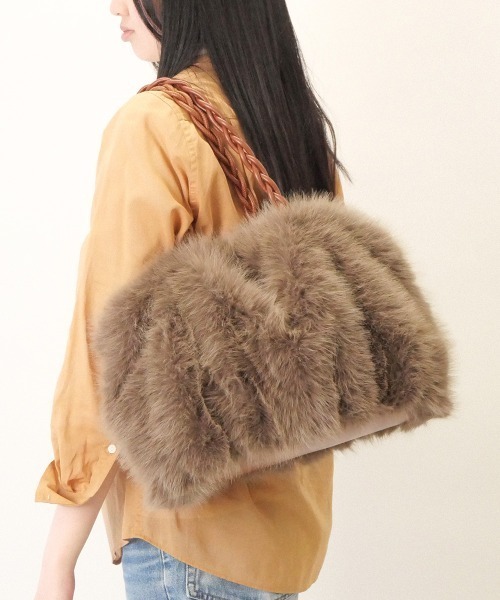 CURI BISCUI（キュリ　ビスキュイ）の「ツイストハンドル フェイクファー バッグ（トートバッグ・レディース・モカ/アイボリー・FREE）」の6枚目の写真