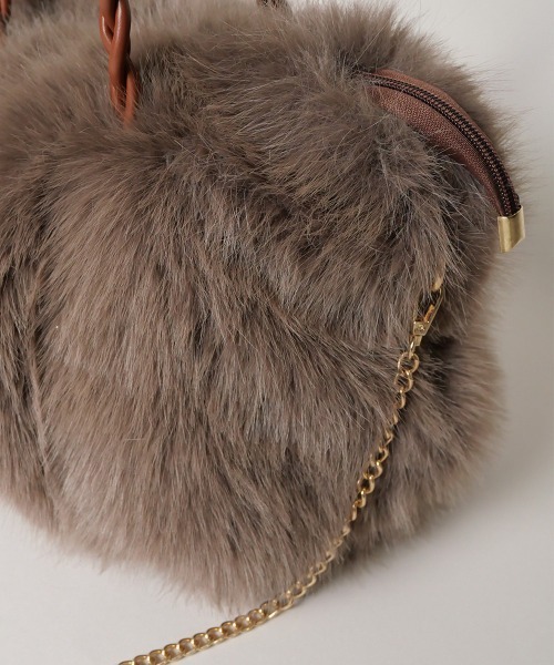 CURI BISCUI（キュリ　ビスキュイ）の「ツイストハンドル フェイクファー バッグ（トートバッグ・レディース・モカ/アイボリー・FREE）」の3枚目の写真