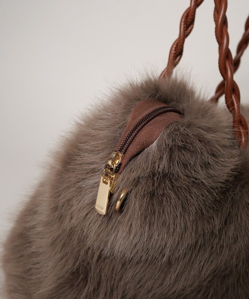 CURI BISCUI（キュリ　ビスキュイ）の「ツイストハンドル フェイクファー バッグ（トートバッグ・レディース・モカ/アイボリー・FREE）」の4枚目の写真