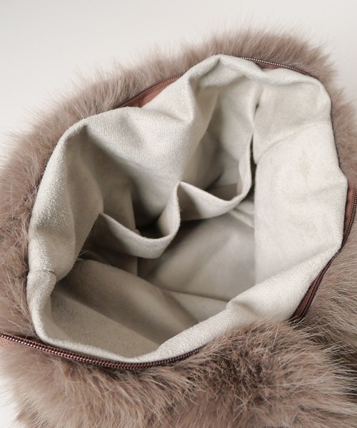 CURI BISCUI（キュリ　ビスキュイ）の「ツイストハンドル フェイクファー バッグ（トートバッグ・レディース・モカ/アイボリー・FREE）」の5枚目の写真