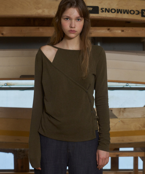 ANDNEEDS(アンドニーズ)の「Klein oblique cardigan (khaki)(カーディガン/ボレロ・レディース・その他・FREE)」の1枚目の写真