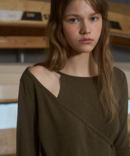 ANDNEEDS(アンドニーズ)の「Klein oblique cardigan (khaki)(カーディガン/ボレロ・レディース・その他・FREE)」の2枚目の写真