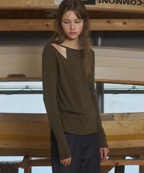 ANDNEEDS(アンドニーズ)の「Klein oblique cardigan (khaki)(カーディガン/ボレロ・レディース・その他・FREE)」の3枚目の写真