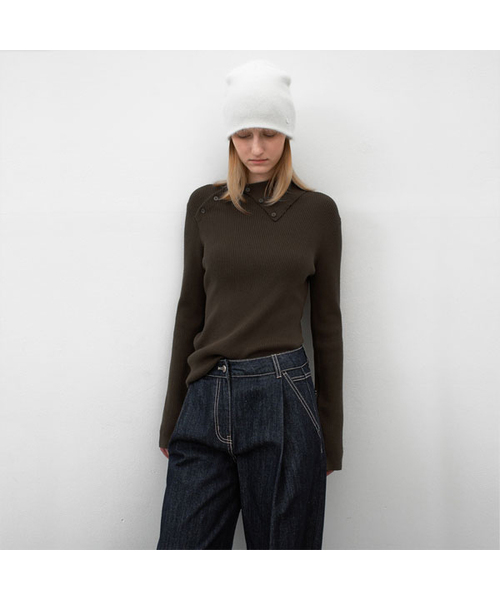 ATELIER NAIN(アトリエナイン)の「(T-7118)BUTTON DETAIL COLLAR SLIM FIT KNIT(ニット/セーター・レディース・ブラウン/チャコール・FREE)」の1枚目の写真