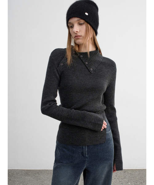 ATELIER NAIN(アトリエナイン)の「(T-7118)BUTTON DETAIL COLLAR SLIM FIT KNIT(ニット/セーター・レディース・ブラウン/チャコール・FREE)」の4枚目の写真