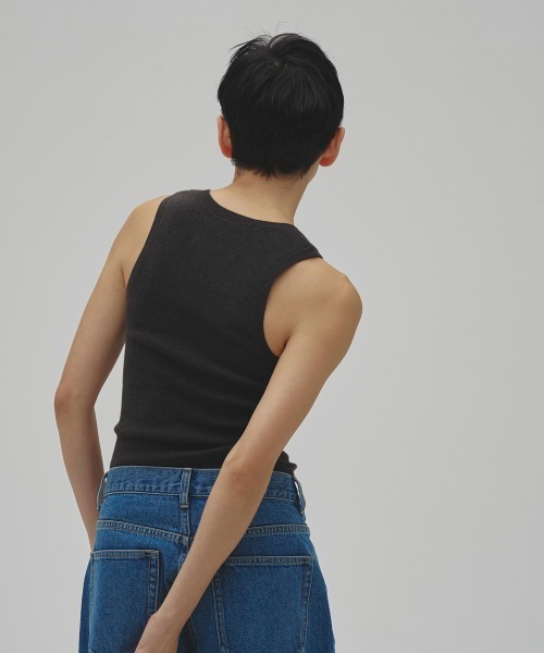 TODAYFUL(トゥデイフル)の「Roundhem Knit Tanktop(タンクトップ・レディース・ダークブラウン/キナリ/チャコールグレー・FREE)」の5枚目の写真