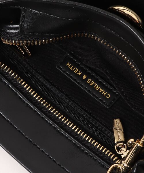 CHARLES & KEITH(チャールズ & キース)の「Behn ミニベーン ベルトトートバッグ(トートバッグ・レディース・サンドグレー/ブラック・S)」の12枚目の写真
