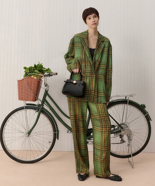 CHARLES & KEITH(チャールズ & キース)の「Behn ミニベーン ベルトトートバッグ(トートバッグ・レディース・サンドグレー/ブラック・S)」の4枚目の写真