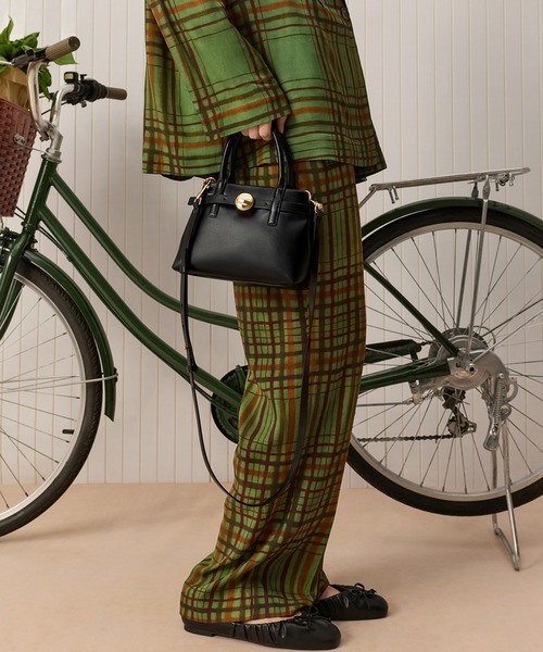 CHARLES & KEITH(チャールズ & キース)の「Behn ミニベーン ベルトトートバッグ(トートバッグ・レディース・サンドグレー/ブラック・S)」の3枚目の写真