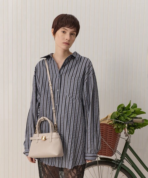 CHARLES & KEITH(チャールズ & キース)の「Behn ミニベーン ベルトトートバッグ(トートバッグ・レディース・サンドグレー/ブラック・S)」の13枚目の写真