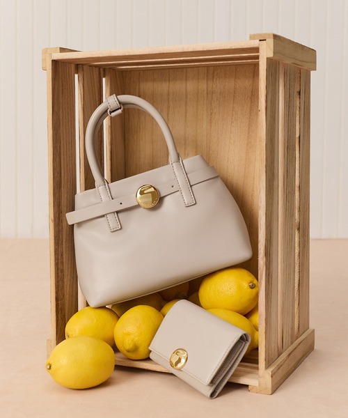 CHARLES & KEITH(チャールズ & キース)の「Behn ミニベーン ベルトトートバッグ(トートバッグ・レディース・サンドグレー/ブラック・S)」の14枚目の写真