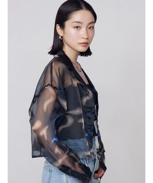 EMODA（エモダ）の「エアリーショートシャツ（シャツ/ブラウス・レディース・ブラック/アイボリー/グレー/ベージュ・FREE）」の6枚目の写真