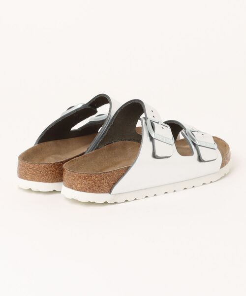 BIRKENSTOCK（ビルケンシュトック）の「ビルケンシュトック Arizona SFB Metallic Silver 1005961 アリゾナ ソフトフットベッド メタリックシルバー 【Narrow幅】（サンダル・レディース・シルバー・35/36/37/38/40）」の2枚目の写真