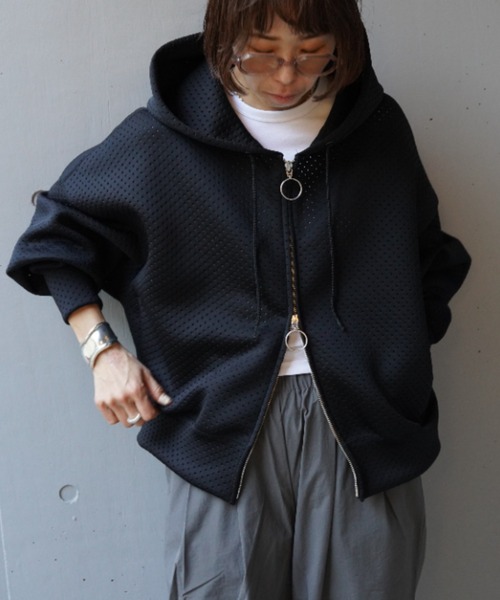 ROBES&CONFECTIONS(ローブスコンフェクションズ)の「Robes & Confections(ローブス&コンフェクションズ)別注パンチングパーカー(パーカー・レディース・グレー/ブラック/ホワイト・1)」の3枚目の写真