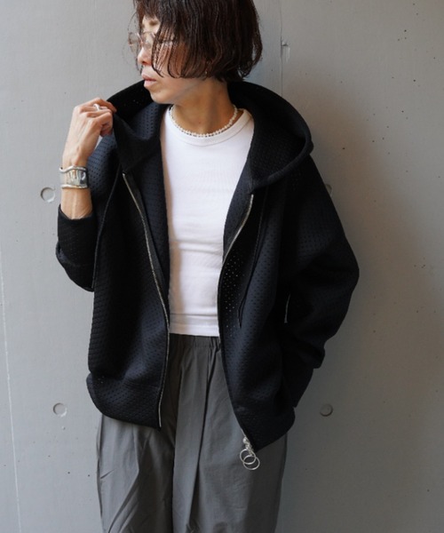 ROBES&CONFECTIONS(ローブスコンフェクションズ)の「Robes & Confections(ローブス&コンフェクションズ)別注パンチングパーカー(パーカー・レディース・グレー/ブラック/ホワイト・1)」の4枚目の写真