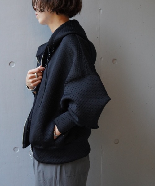 ROBES&CONFECTIONS(ローブスコンフェクションズ)の「Robes & Confections(ローブス&コンフェクションズ)別注パンチングパーカー(パーカー・レディース・グレー/ブラック/ホワイト・1)」の6枚目の写真